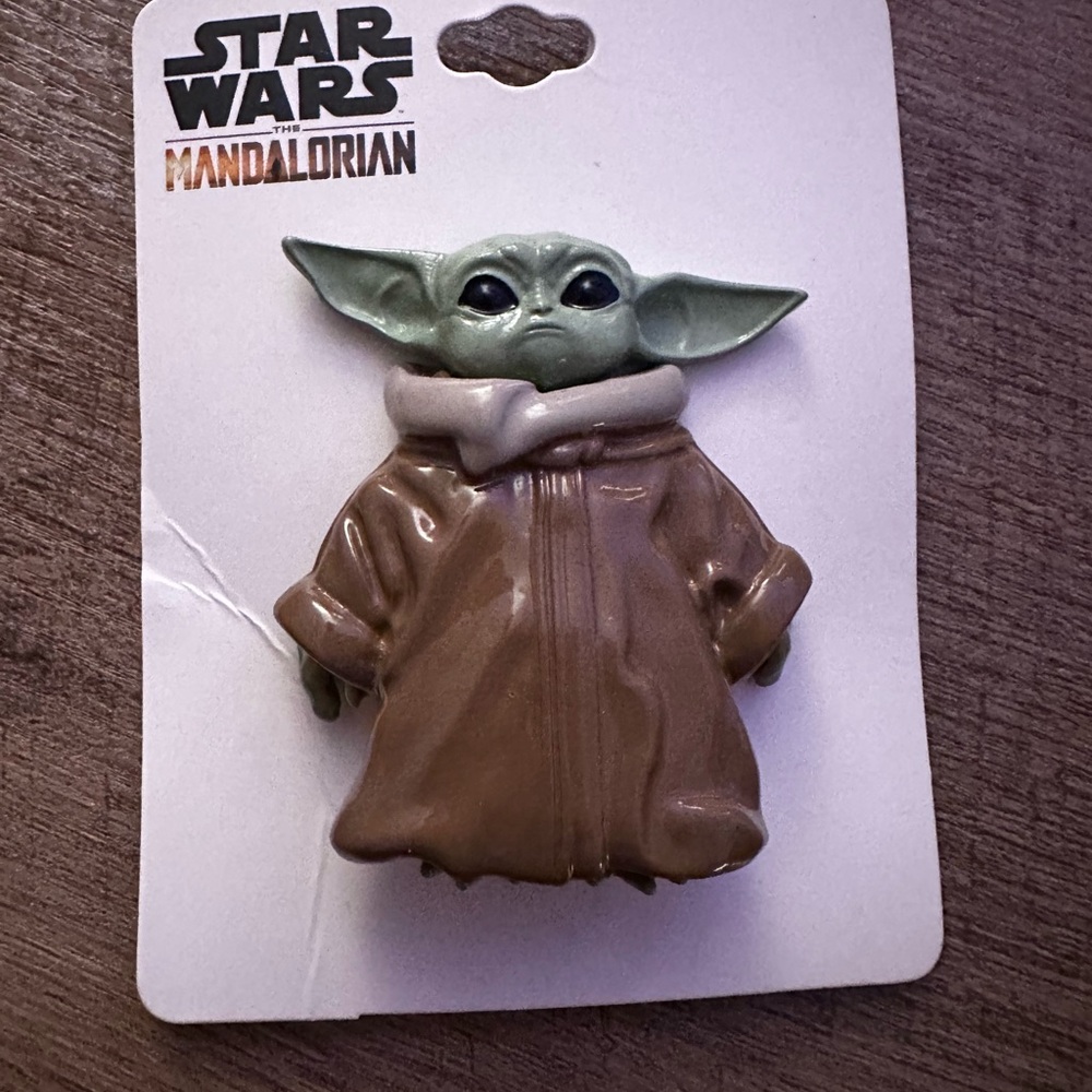 Bioworld Star Wars Mandalorian Pin- Baby Yoda